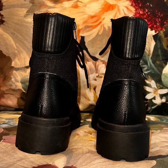 Clarks Calla Charm Black Leather Boot - Size 8.5 - Picture 4 of 6